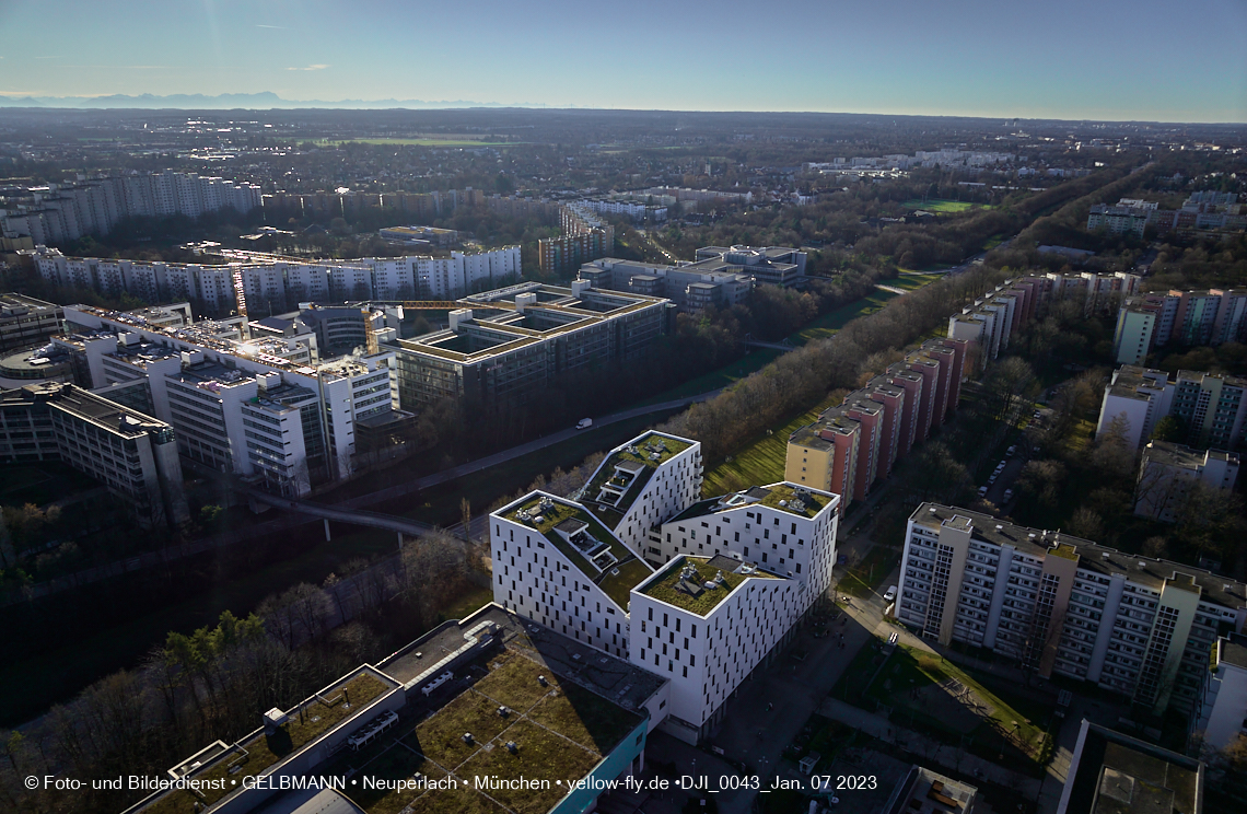 07.01.2023 - Luftbilder vom Plettzentrum mit Montessori Schule in Neuperlach